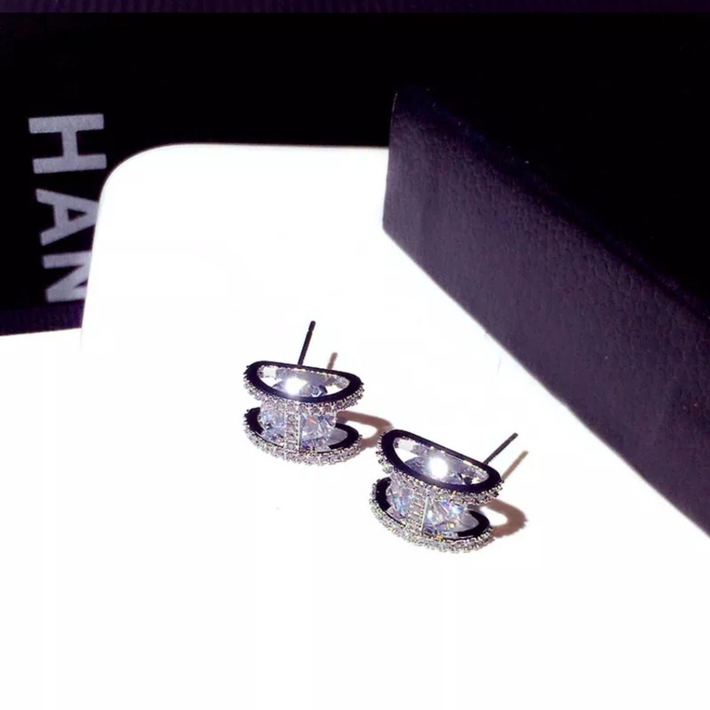 HOST PICK! 💯🔥Platinum Stud Earrings - Picture 2 of 5